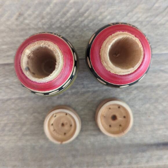 Vintage Carved Wood Souvenir Mexico Salt and Pepper Shakers Red and Green - Picture 7 of 10